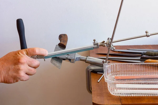 Skärpning Metallknivar För Hand Med Ett Verktyg — Stockfoto