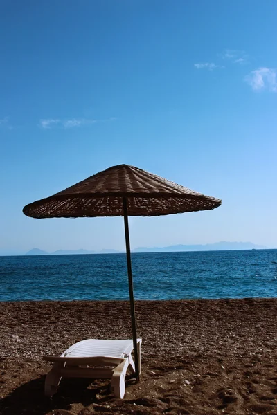Cama de sol com guarda-chuva — Fotografia de Stock