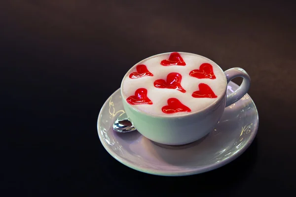 Κύπελλο Latte με καρδιές Εικόνα Αρχείου