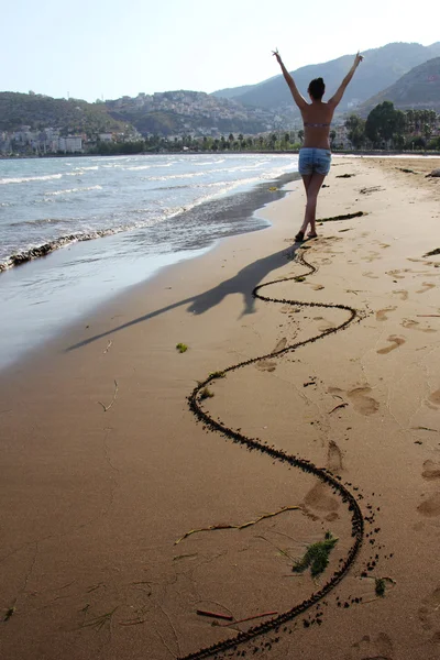 Rolig tjej på stranden — Stockfoto