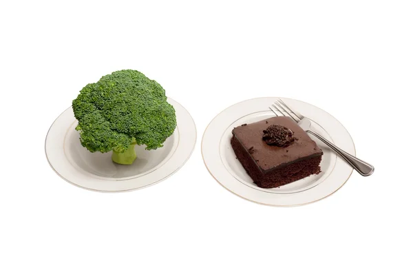 西兰花和巧克力蛋糕上用叉白板 — 图库照片