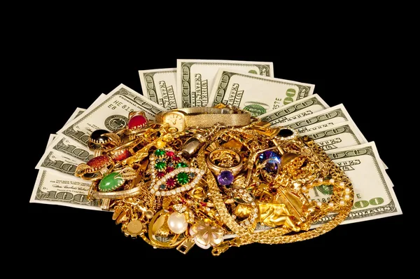 Środki pieniężne z Biżuteria złota na tle czarnego sukna — Zdjęcie stockowe
