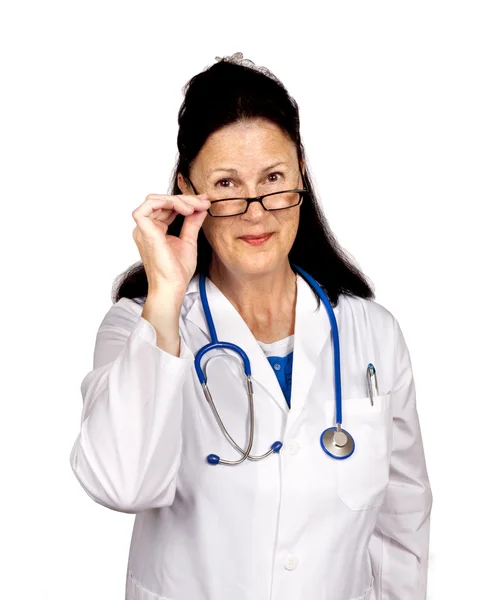 Vriendelijke arts kijken over bril — Stockfoto