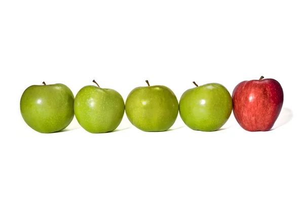 Quatre pommes vertes avec une pomme rouge — Photo