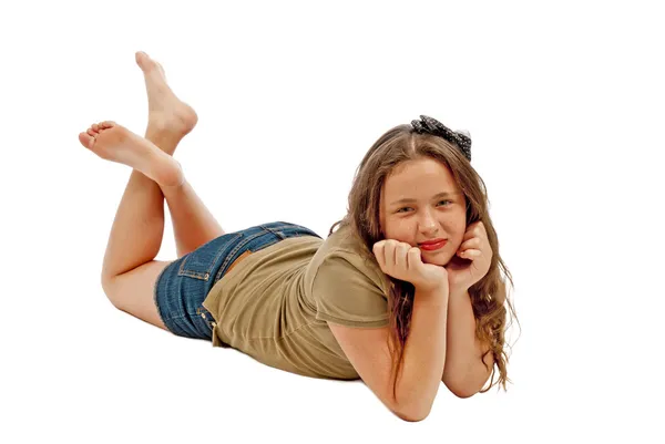 Tonårig flicka poserar och ler mot kameran — Stockfoto