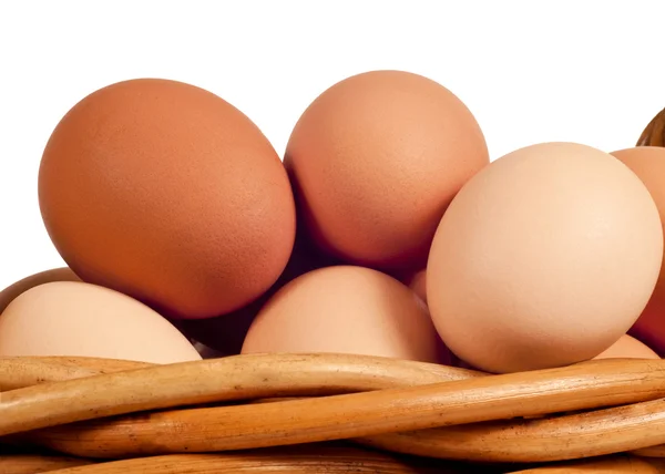 Boerderij verse eieren in een mand — Stockfoto
