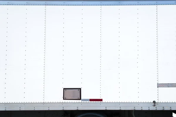 Білий привезено, вантажівку з пустим стороні — стокове фото