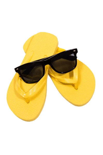 Óculos de sol e chinelos em fundo branco — Fotografia de Stock