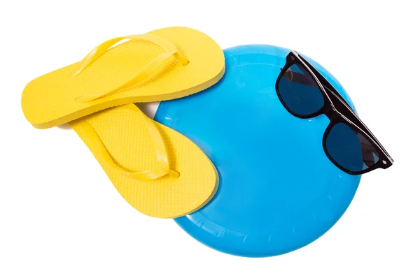 Flip-Flops Sonnenbrille und Frisbee isoliert — Stockfoto