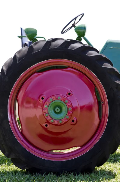 Stora vintage röd traktor däck — Stockfoto