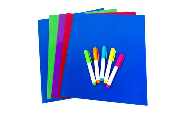 Groupe de dossiers colorés avec marqueurs surligneurs isolés — Photo