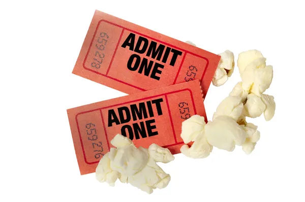 Билеты в красное кино и попкорн крупным планом — стоковое фото