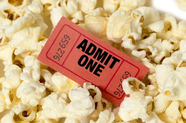 Popcorn mit rotem Ticket aus nächster Nähe — Stockfoto