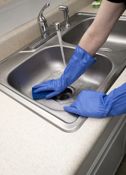 Fregadero fregadero mujer usando guantes de goma azul —  Fotos de Stock