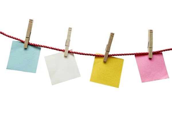 Текстуровані порожні папери висять на мотузці Ліцензійні Стокові Фото