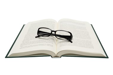Açık kitap üzerine beyaz izole katlanmış gözlük