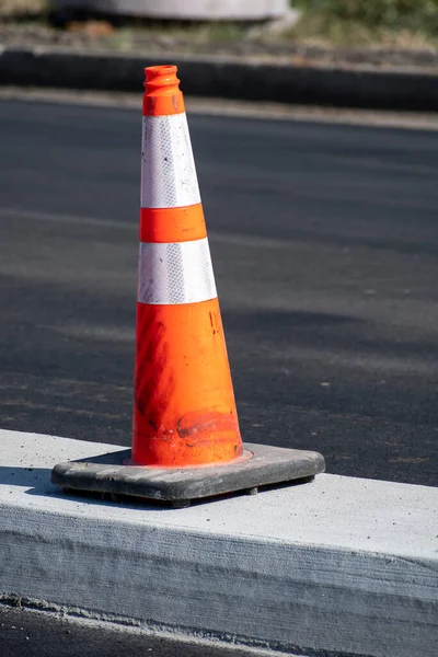 新しい建設でのオレンジの交通コーンの垂直ショット — ストック写真