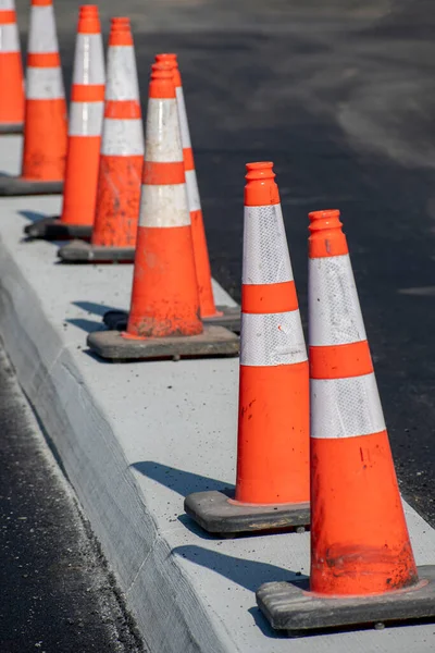 Verticaal Schot Van Oranje Verkeerskegels Een Bouwplaats — Stockfoto