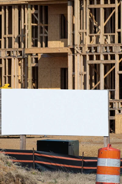 Вертикальний Знімок Великого Порожнього Знака Перед Новим Житловим Будівництвом — стокове фото