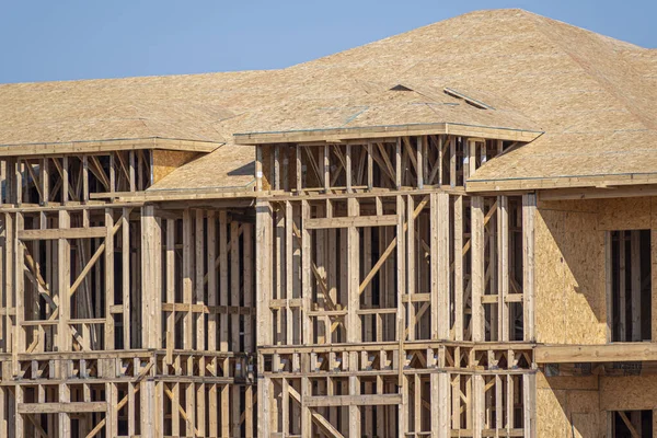 Horizontale Aufnahme Von Holzrahmenarbeiten Einem Neuen Wohnkomplex — Stockfoto
