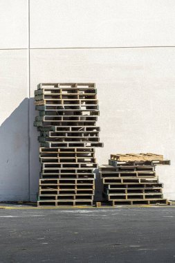 Duvara dayalı boş ahşap paletlerin dikey görüntüsü.