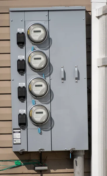 Verticale Shot Van Condo Elektrische Meters Gemonteerd Aan Een Muur — Stockfoto