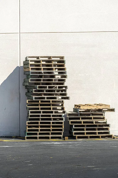 Duvara dayalı boş ahşap paletlerin dikey görüntüsü.