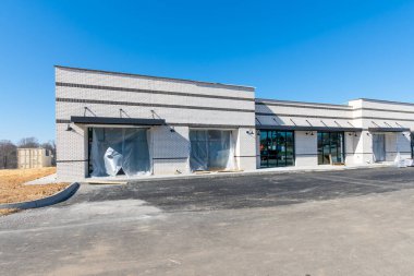 İnşaat halindeki küçük ticari perakende satış merkezinin yatay çekimi..