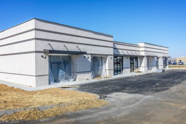 Küçük bir perakende alışveriş merkezinin yeni inşaatının yatay görüntüsü