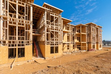 İnşaat halindeki yeni bir apartmanın yatay görüntüsü.