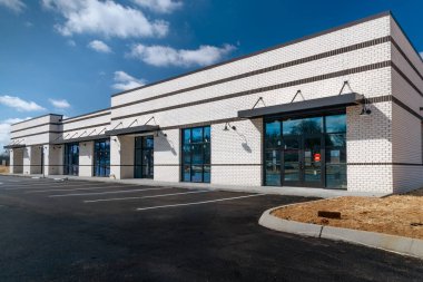 Yeni perakende alışveriş merkezinin inşaat halindeki yatay görüntüsü.