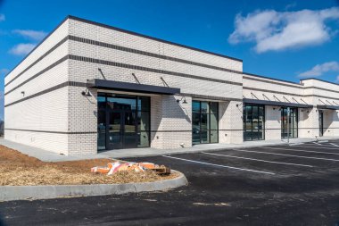 İnşaat halindeki yeni bir perakende alışveriş merkezinin yatay açılı çekimi.