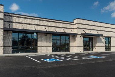 Bir perakende alışveriş merkezinin yeni inşasının yatay görüntüsü.