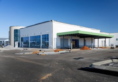 Büyük bir perakende mağazasının mavi gökyüzünün altında yapım aşamasındaki yatay çekimi..