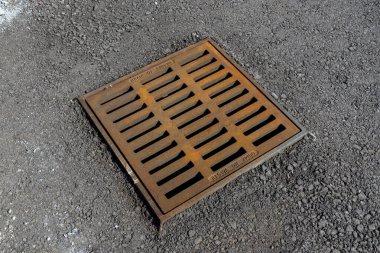 Kanalizasyon su ızgarasının yatay yakın çekimi..