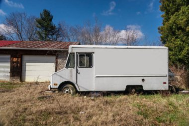 Terk edilmiş beyaz panelli kamyonun yatay kenar görüntüsü..