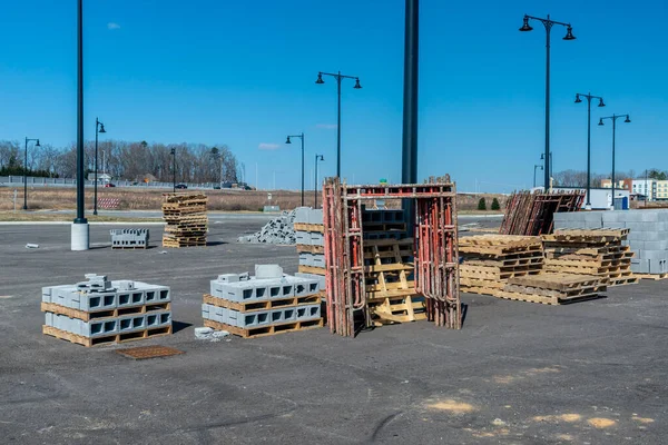 Horizontale Aufnahme Von Schlackenblöcken Gerüsten Und Holzpaletten Auf Einer Industriebaustelle — Stockfoto