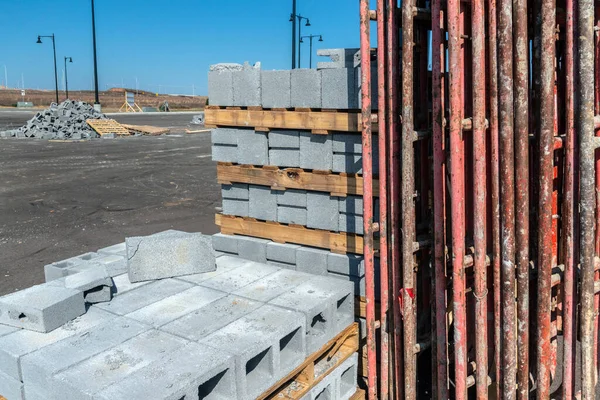 Yeni Bir Inşaat Alanındaki Yeni Beton Blokların Iskelelerin Yatay Görüntüsü — Stok fotoğraf