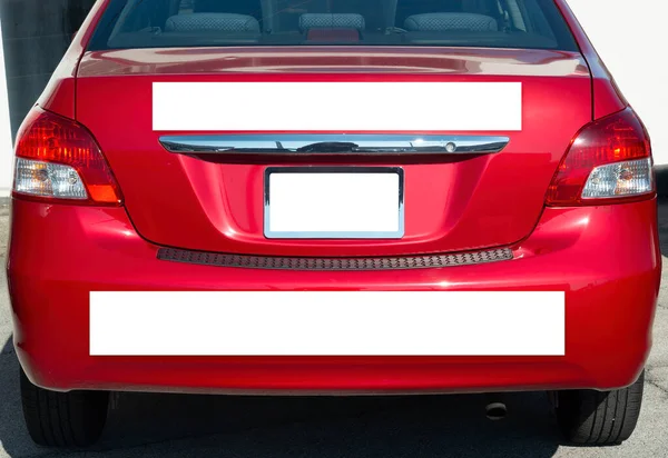 一辆带有三个空白标志的小型通用红色轿车后端水平特写 — 图库照片