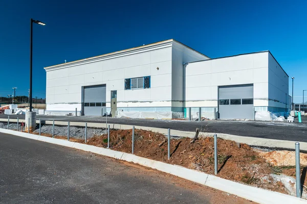 Fotografía Horizontal Entrada Garaje Nuevo Edificio Industrial Construcción Con Espacio — Foto de Stock