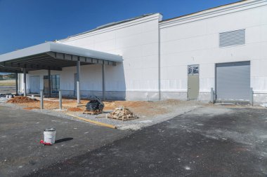 Yeni kapıların yatay görüntüsü perakende şantiyesine yüklendi..