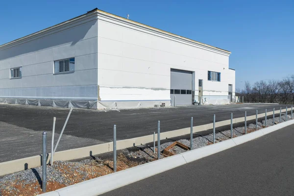 Horizontal Shot New Industrial Building Construction Nearing Completion Copy Space — Stock Photo, Image