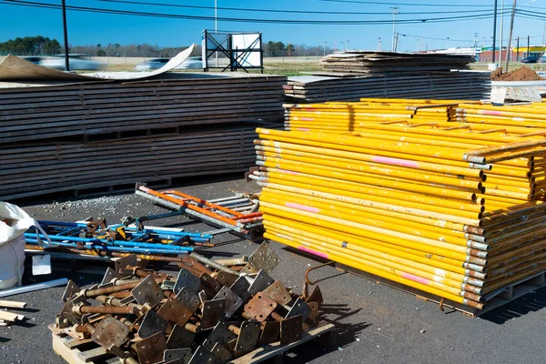 Horizontal Shot Unassembled Scaffolding Stacked Construction Job Site — Stock Photo, Image