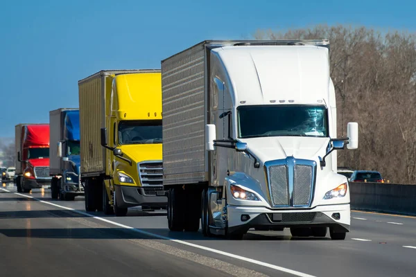 Horizontale Aufnahme Eines Farbkonvois Schwerer Sattelschlepper Auf Der Autobahn — Stockfoto