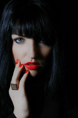 hoş bir kadınla kırmızı çivi ve dudaklar