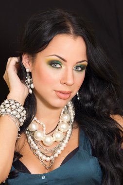 Siyah saçlı güzel bir kadın.