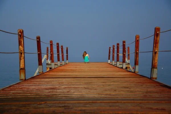 Κορίτσι, συνεδρίαση για τα pier — Φωτογραφία Αρχείου