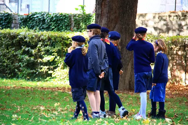 Meninas engraçadas jogando no jardim shool — Fotografia de Stock