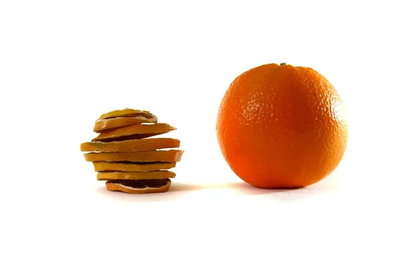 Rebanada seca naranja y naranja fresca — Foto de Stock