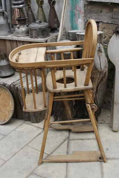 Vieja silla de bebé antigua — Foto de Stock